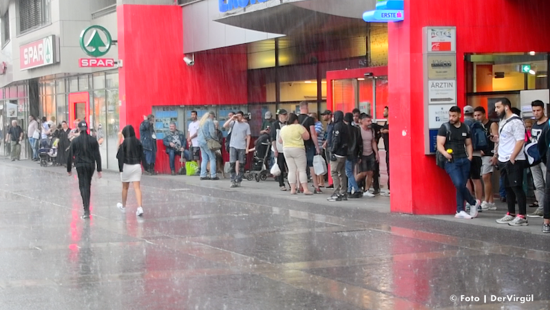 Viyana’da etkili olan şiddetli yağmur ve rüzgâr hayatı olumsuz etkiledi