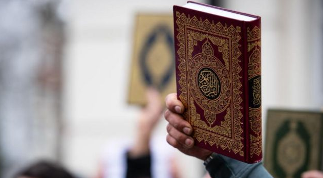 Kurban Bayramı’nda cami önünde Kur’an-ı Kerim yakıldı