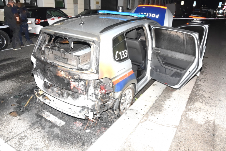 Viyana’da polis aracı kundaklandı
