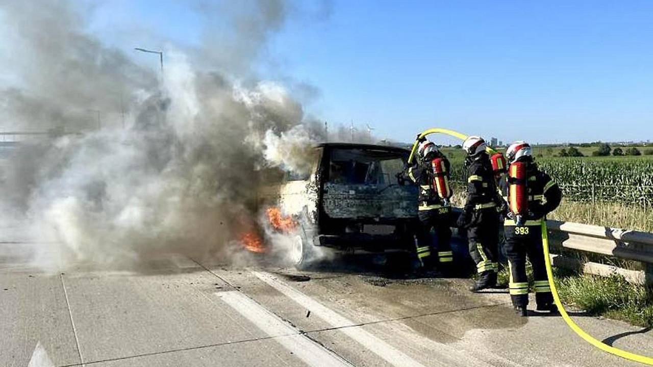 A2’de minibüs yandı | Çocuklu aile yara almadan kurtuldu