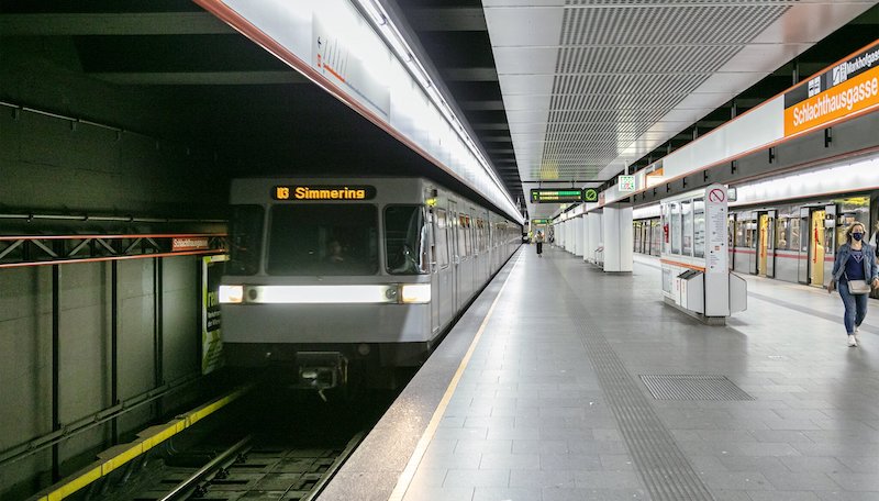Viyana’da rayların üzerine düşen adama metro çarptı