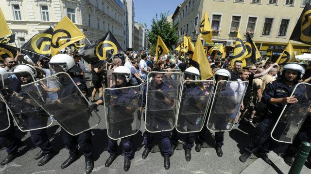 Viyana’da aşırı sağcı Kimlik Hareketi gösteri yaptı | Anti-faşist gruplar ise karşı gösteri