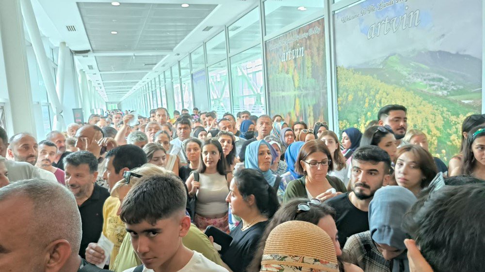 Sınır kapılarında cep telefonu izdihamı yaşanıyor