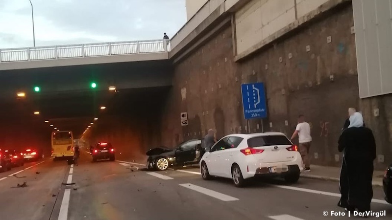Viyana Absberg Tüneli’nde araç ters döndü