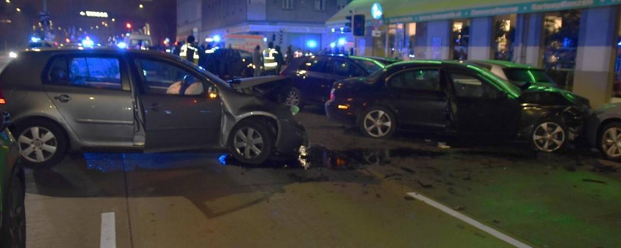 Polisten kaçan Jaguar iki kişiyi ağır yaraladı | Aracın kaydı yok