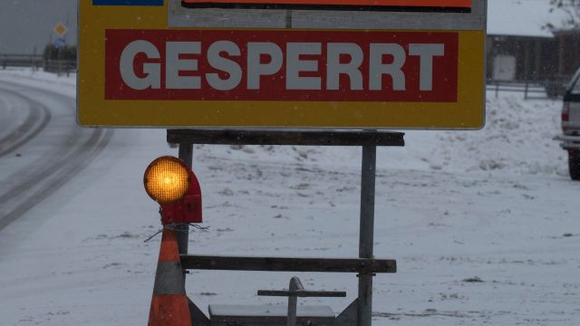 Aşağı Avusturya’da kayalar yollara yuvarlandı | Arabalar ağır hasar gördü
