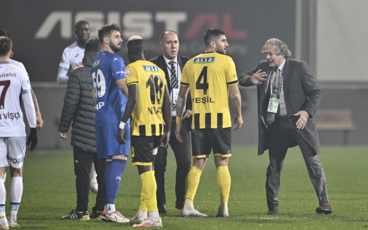 İstanbulspor yönetimi, Trabzonspor maçında takımı sahadan çekti