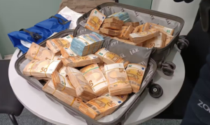 300 Euro beyan etti | Bavulunda yarım milyon Euro çıktı
