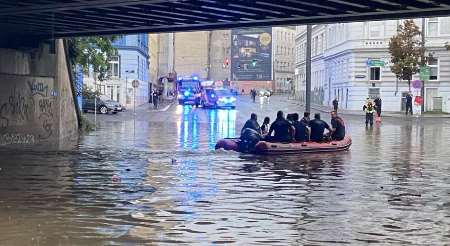 Yarım saat yağan yağmur, Viyana’yı felç etti