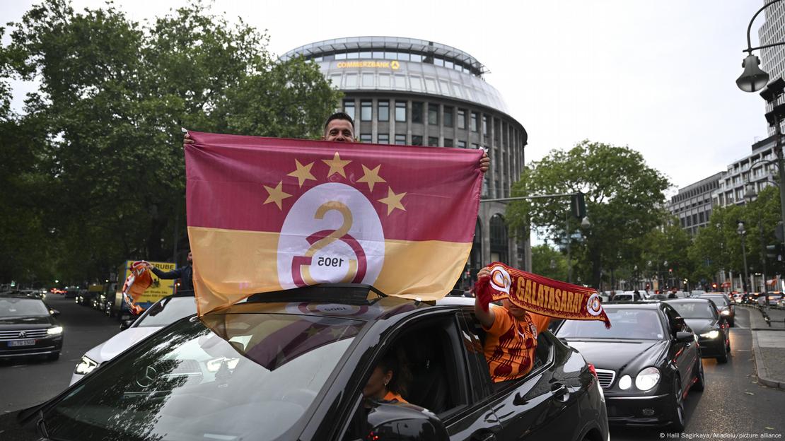 Almanya’daki Galatasaray kutlamasında 33 polis yaralandı