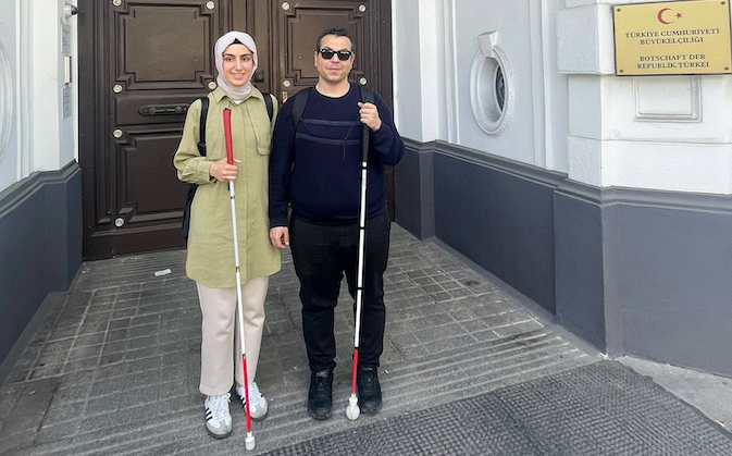 “Seslerin İzinde” Viyana’yı Keşfetmek | Görme Engelli Ayşe ile Recep’in Hikâyesi
