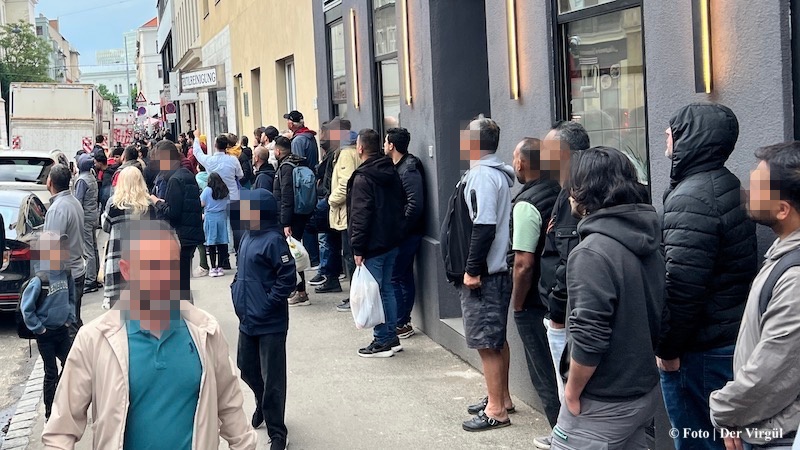 Viyana’da Yangın Müdahalesine Sosyal Medya Engeli | Polis Kalabalığı Bağırarak Dağıttı