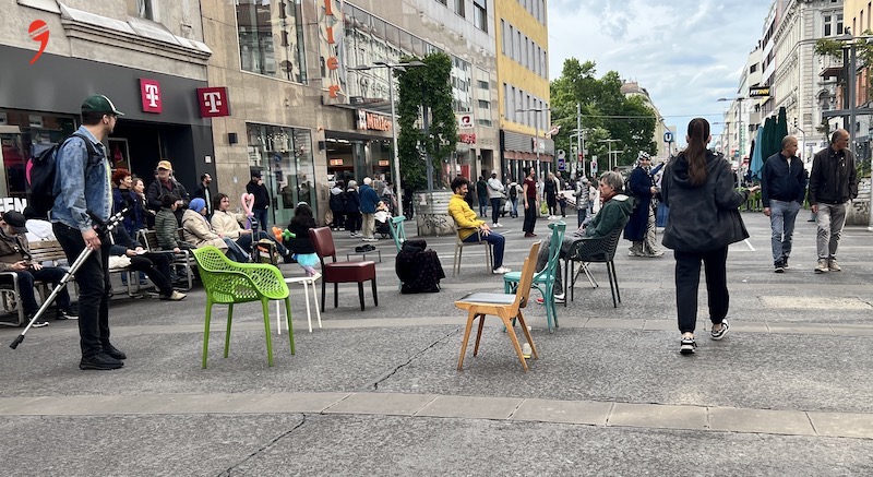 Favoriten Caddesi’nde Sessiz Karşılaşmalar | Sandalyelerle Başlayan Danslar
