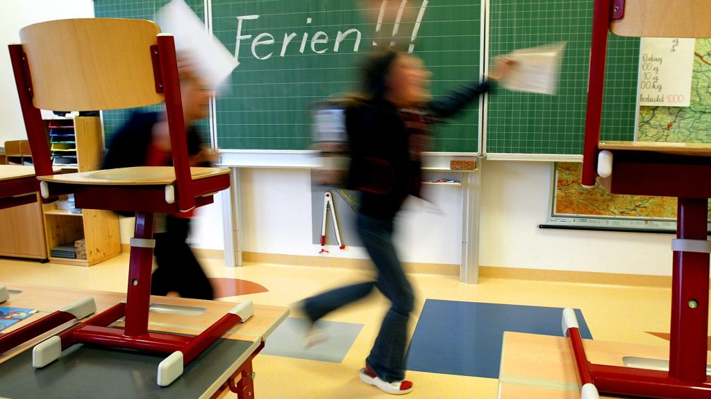 Yarım milyondan fazla öğrenci bugün karne alıyor