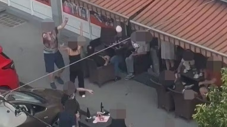 Avusturya’da Sokak Ortasında “Yabancılar Dışarı” Sloganı