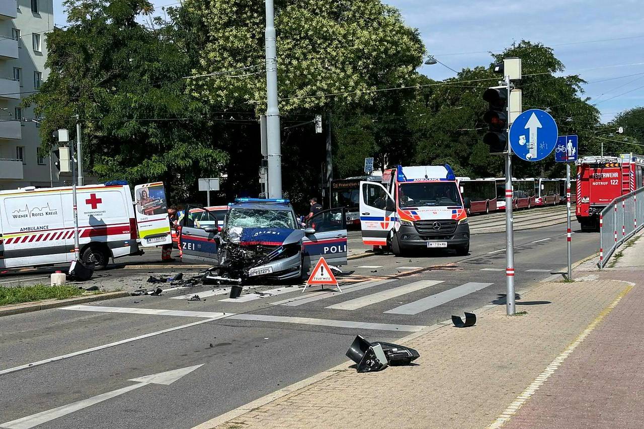 Polis aracı ile ambulans çarpıştı | Çok sayıda yaralı