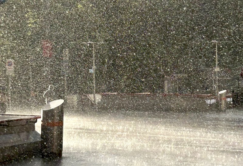 Viyana’da sıcaklık birkaç dakikada 11 derece düştü, sağanak yağış başladı