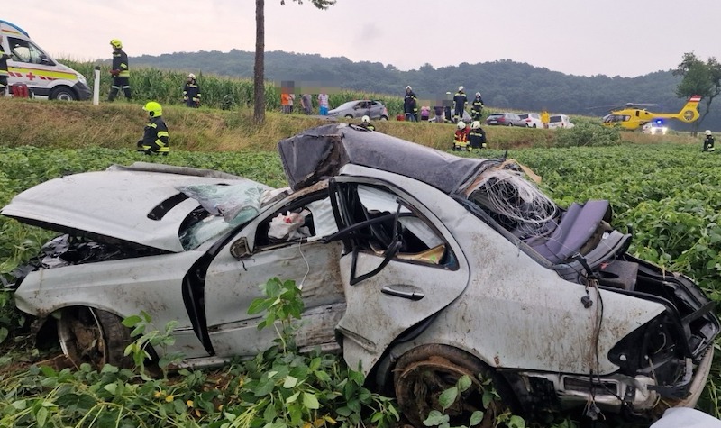 Ağır Trafik Kazası | Mercedes ağacı yerinden söktü, üç yaralı