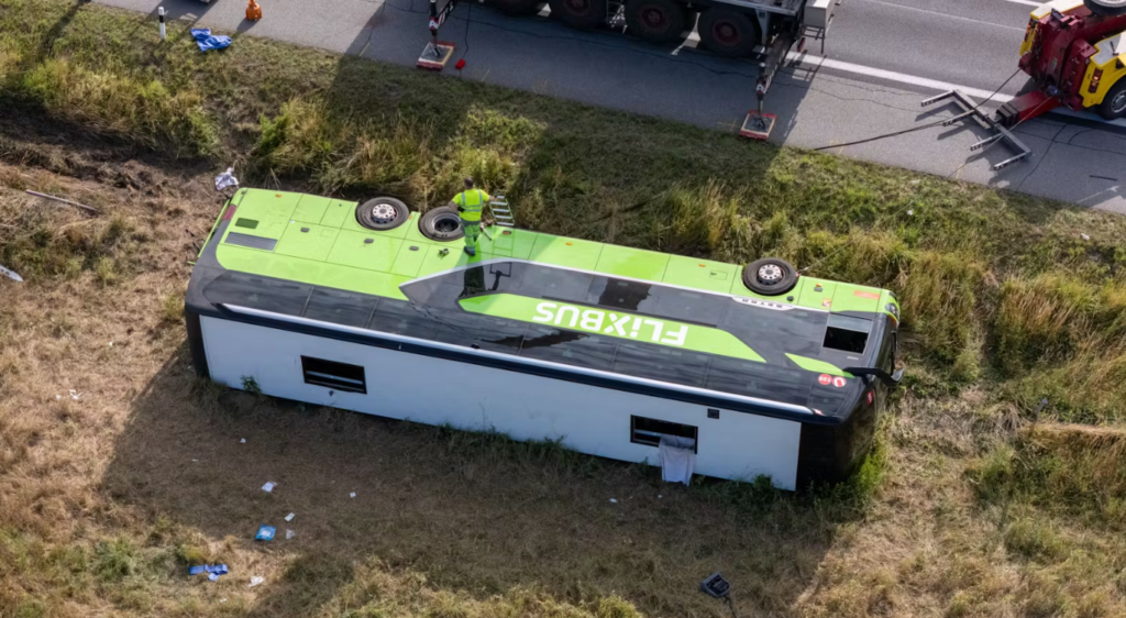 Yolcu Otobüsü Devrildi: 23 Yaralı | Türk Vatandaşlarının da Bulunduğu Flixbus Viyana’ya Gidiyordu