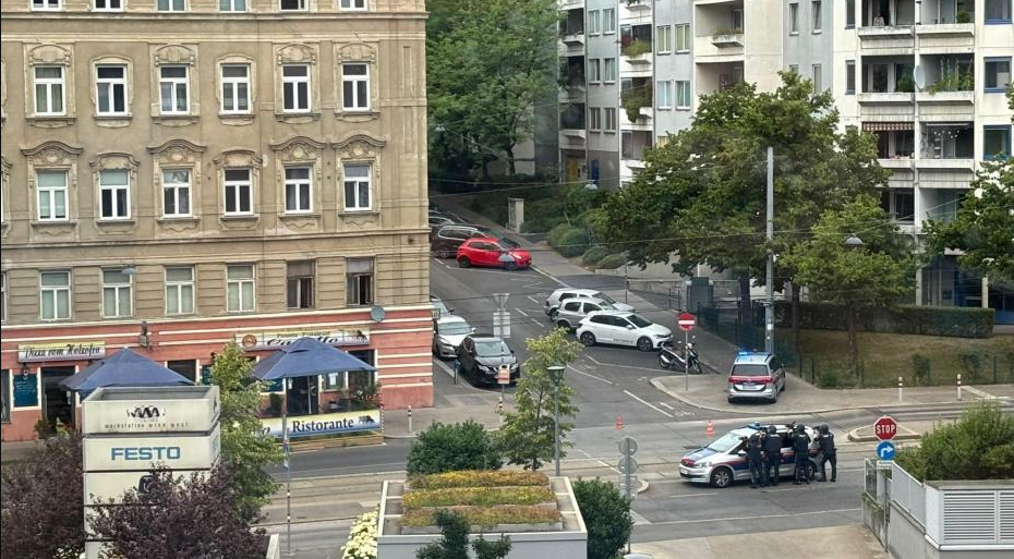 Viyana’da büyük polis operasyonu | Tramvaya bilinmeyen bir cisim isabet etti