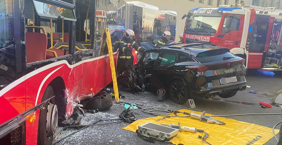 Otomobil, Viyana Belediye Otobüsüyle kafa kafaya çarpıştı