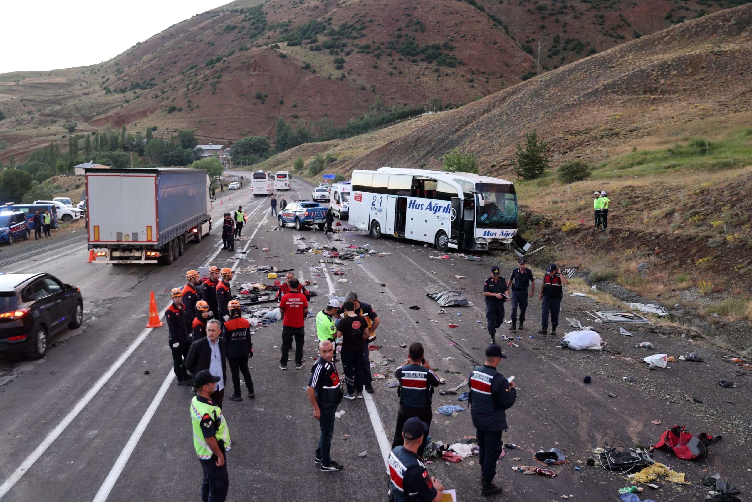 Yolcu otobüsü dağın yamacına çarptı | 4 ölü, 33 yaralı