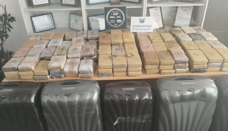 Diplomatik plakalı araçta 206 kilo kokain | Uyuşturucu paketlerinde üç hilal amblemi