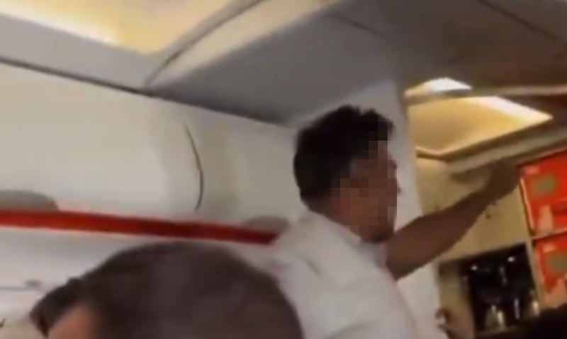 Video | Uçakta “Allahu Ekber” Sloganları – Yolcu Gözaltına Alındı