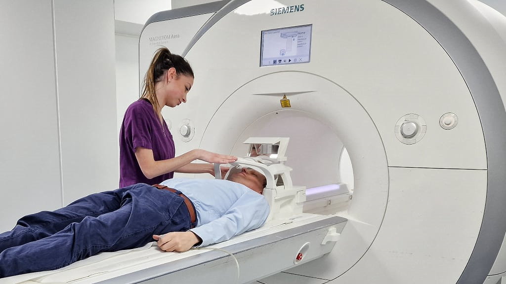 Tomografi cihazı, metalik zincir takan adamı içine çekerek ölümüne neden oldu