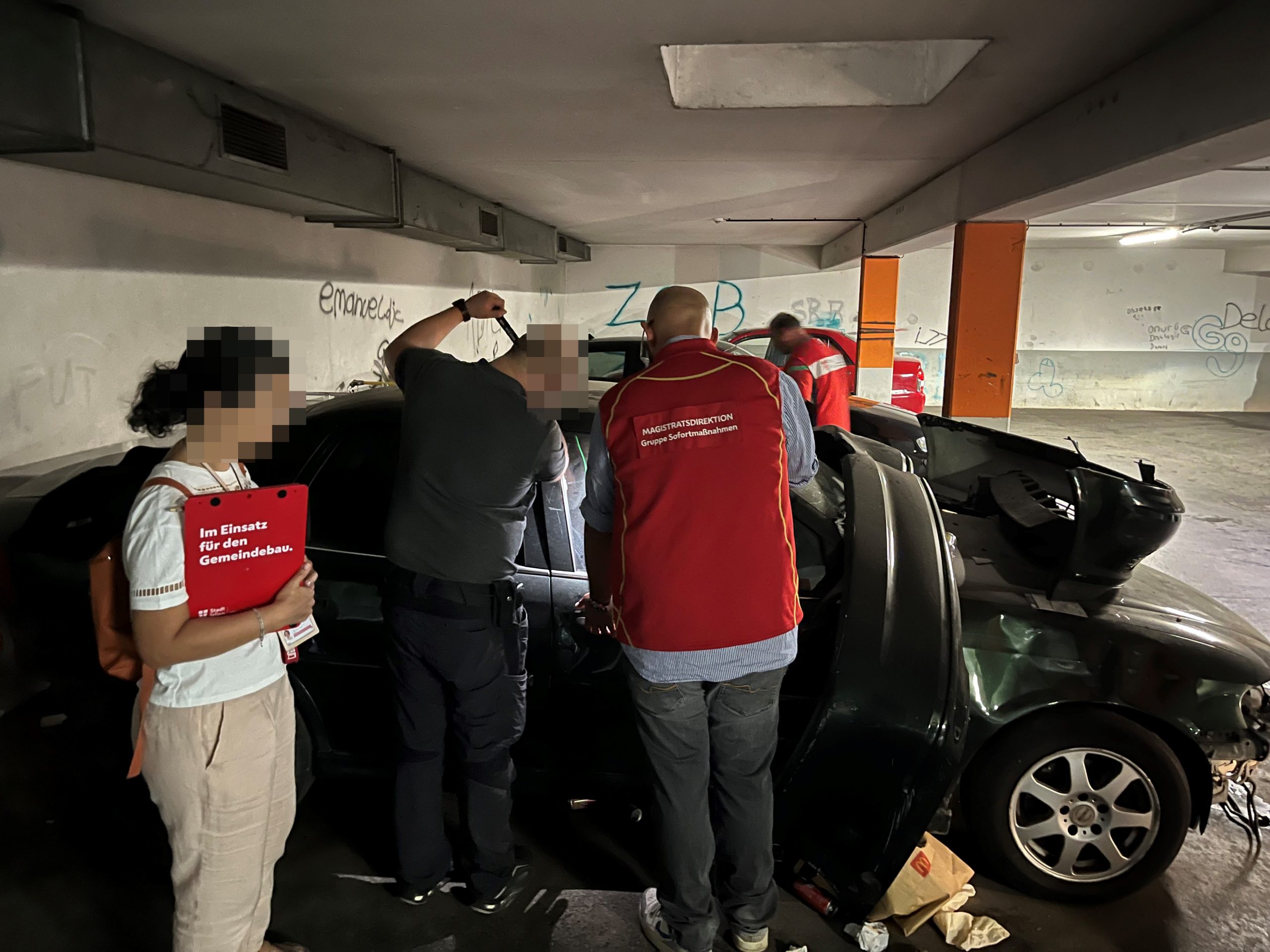 Belediye dairelerinin olduğu binanın ortak garajında kaçak oto tamir atölyesi ortaya çıktı