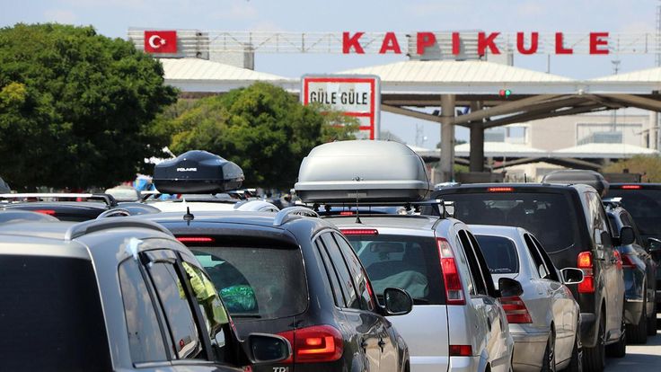 Türkiye’ye özel otomobiliyle seyahat edenlerin sonradan bilmesi gereken 77 sorunun yanıtı