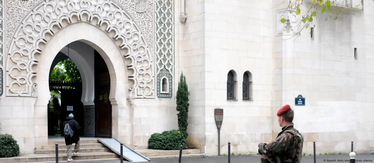 Cami önlerine domuz kafası bırakıldı