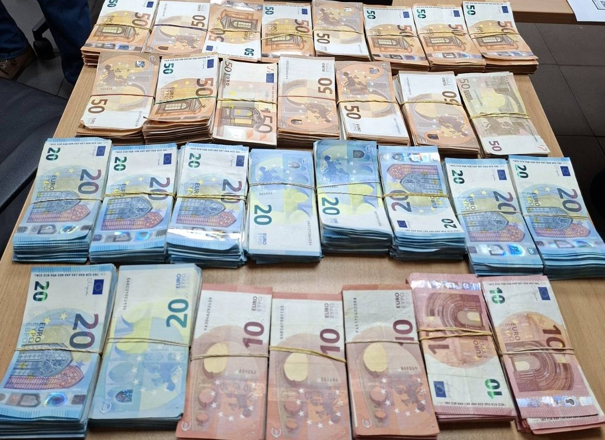 Türkiye’ye Giden Araçta 100 Bin Euro Kaçak Para Yakalandı