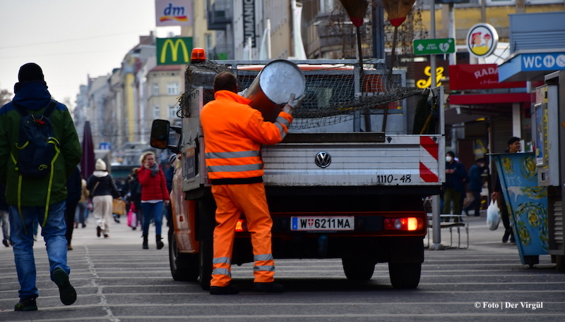 Her iki kişiden biri çöpü yere atıyor