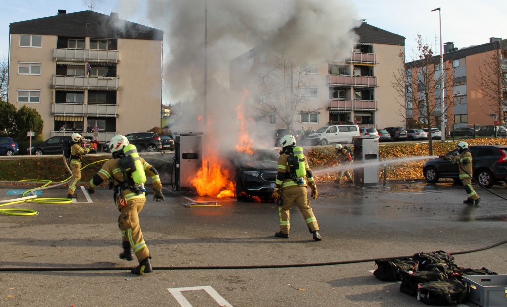 Alev alan E-araba altı gün özel karantina konteynerinde bekletilecek