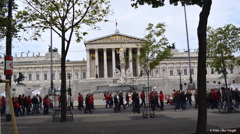 Aynı anda iki gösteri Viyana merkezini kilitliyor
