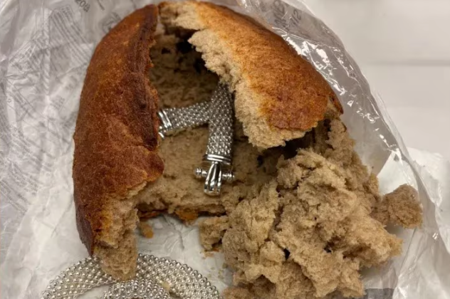 Çalınan mücevherleri ekmeğin içinde sakladılar