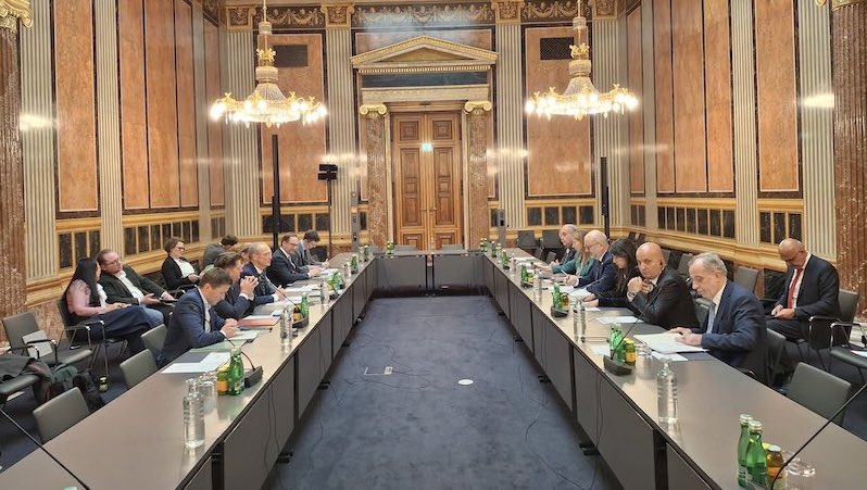 Türk elçiliğin önünde nöbet tutan polislikten, Dostluk Grubu Başkanlığına