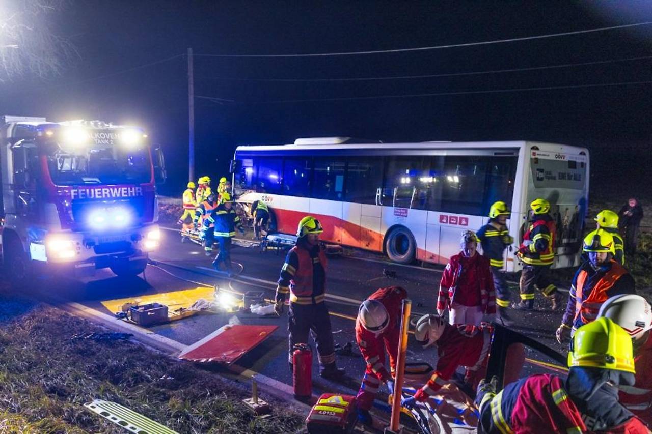 Otomobil ile yolcu otobüsü çarpıştı | On iki yaralı