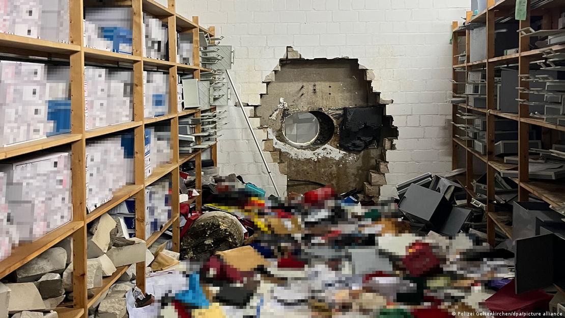 Bankanın kasasından on milyonlarca euro değerinde para ve mücevher çalındı