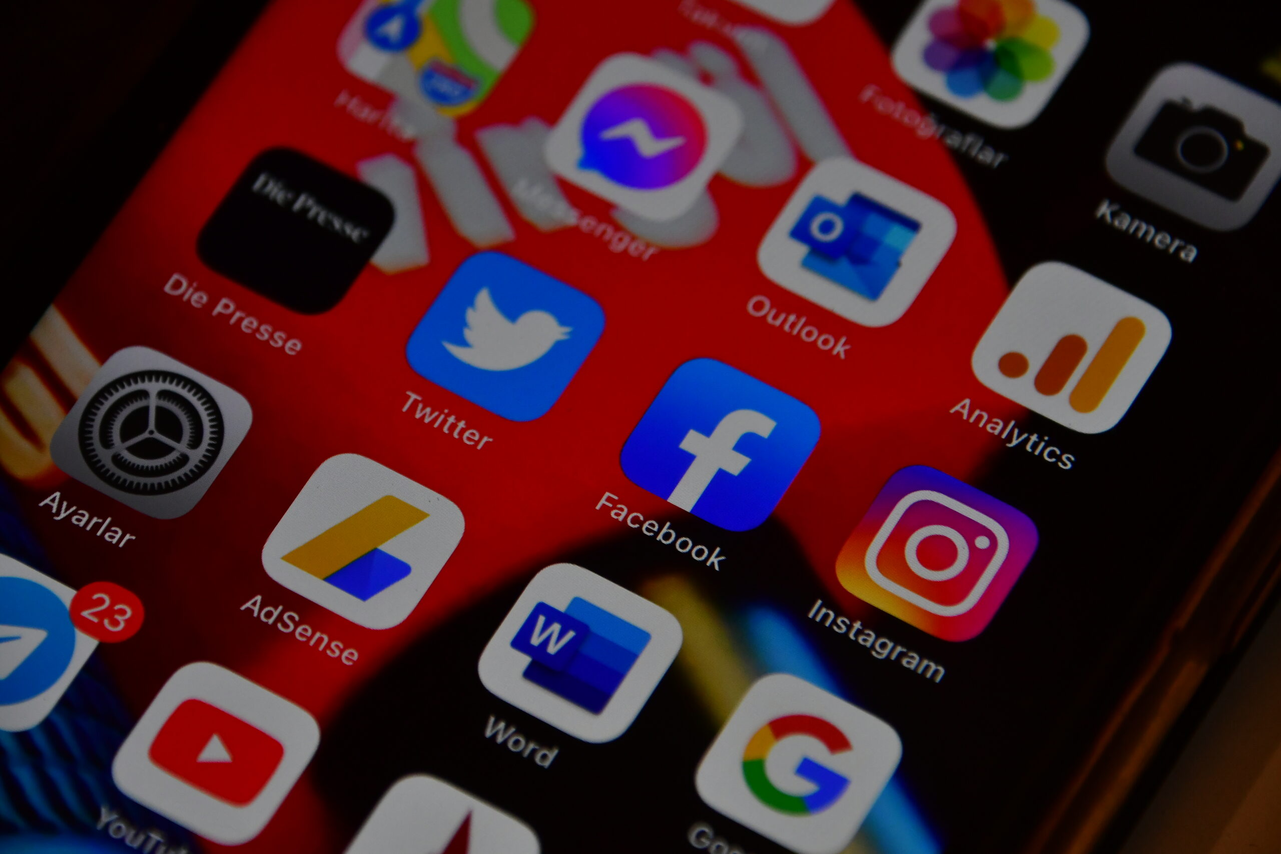 Yanlış Bilgi ve Sosyal Medya | Eleştirel Düşünme ve Bilinçli Tüketimin Önemi