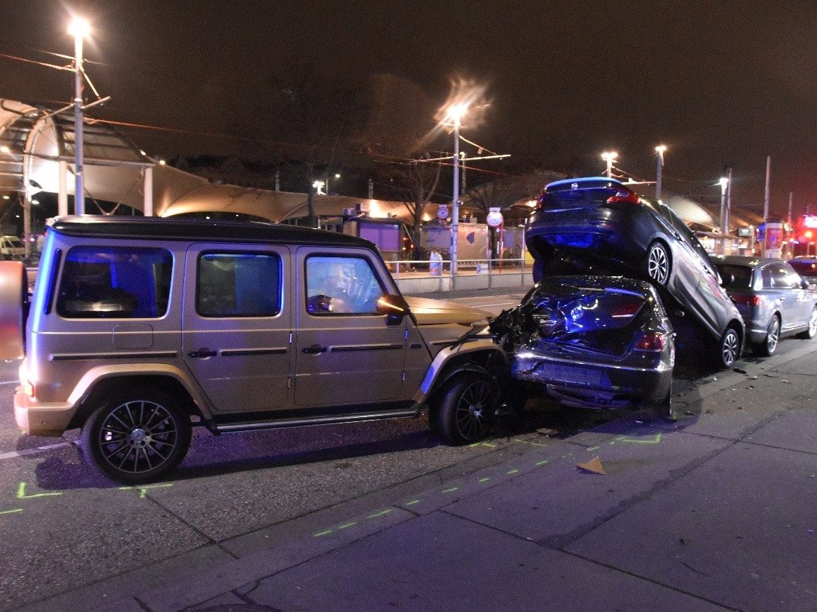 Viyana’da hız yapan sürücü park halindeki araçlara çarptı