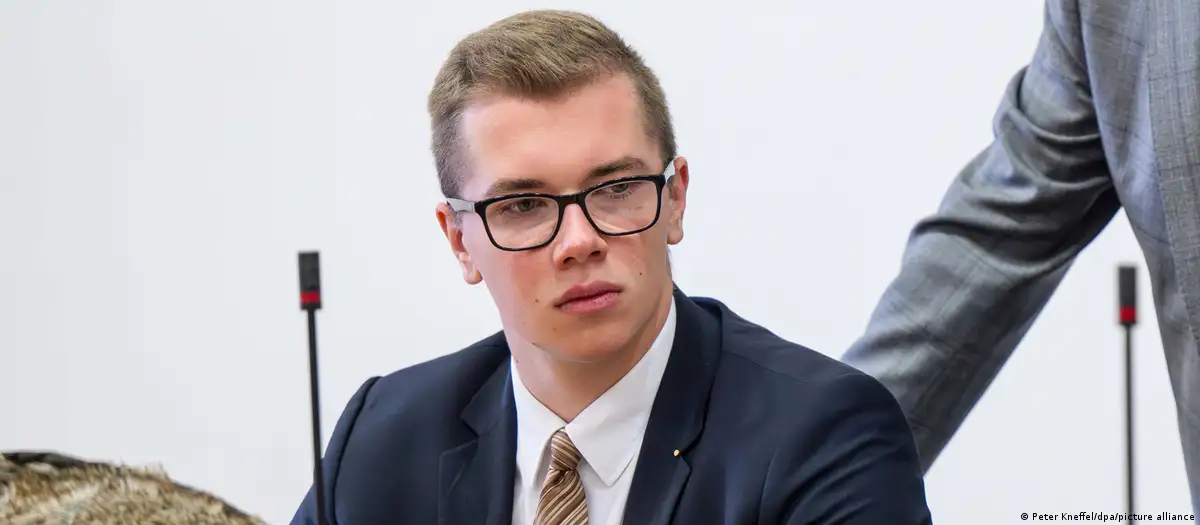 Aşırı sağcı politikacı Türk düşmanı şarkı nedeniyle yargılanıyor