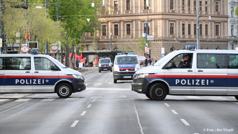 Ehliyetsiz, Sahte Plakalı, 142 km/s Hız | Polis 22 Yaşındaki Genci Gözaltına Aldı