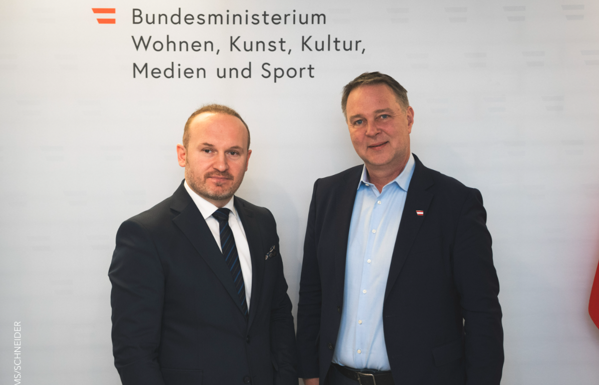 Başörtüsü yasağı ve şeriat tartışmalarının gölgesinde dikkat çeken ziyaret