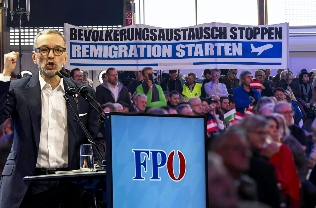 FPÖ’nün Yeni Yıl Buluşmasında Dikkat Çeken Pankart