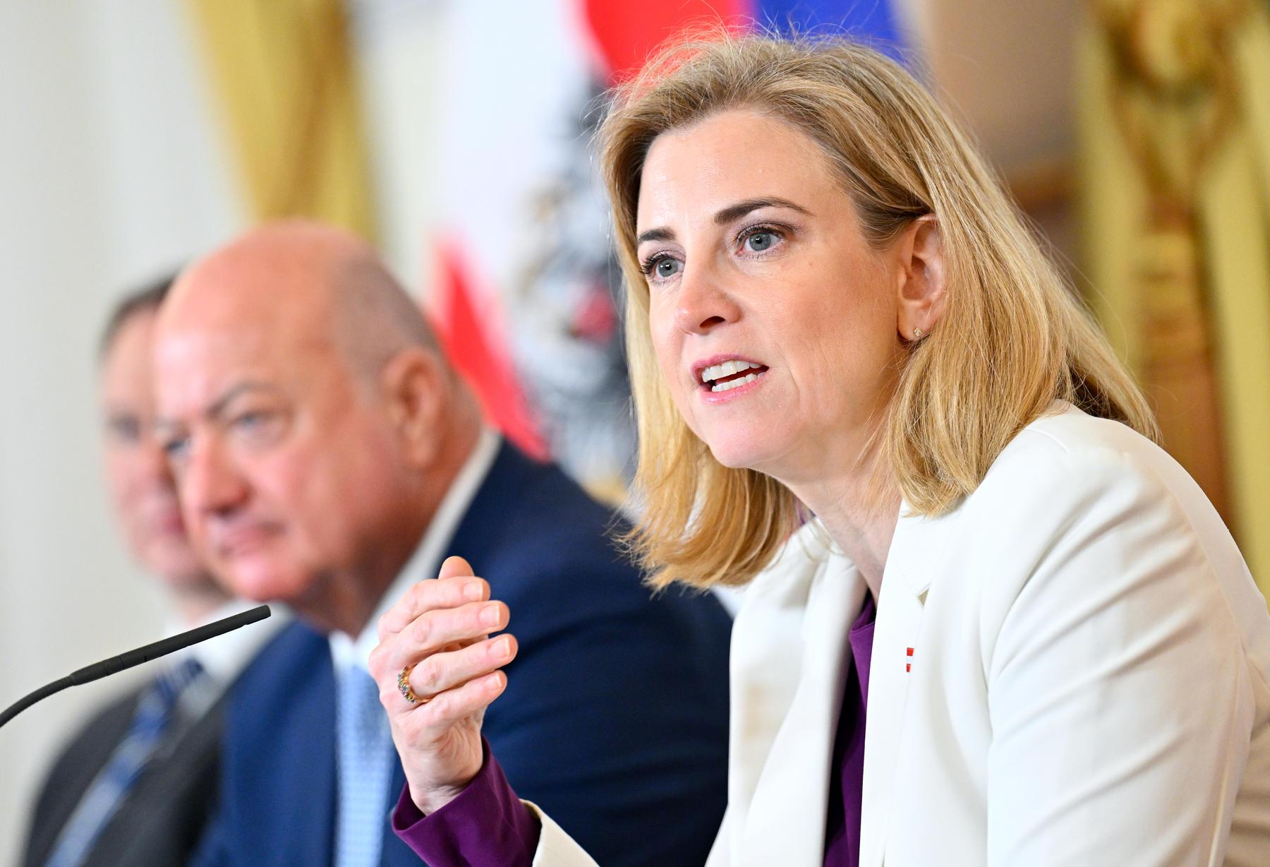 ABD Müdahalesi Viyana’yı Sarstı | Kurz Sevindi, FPÖ Sustukça Tartışma Büyüdü