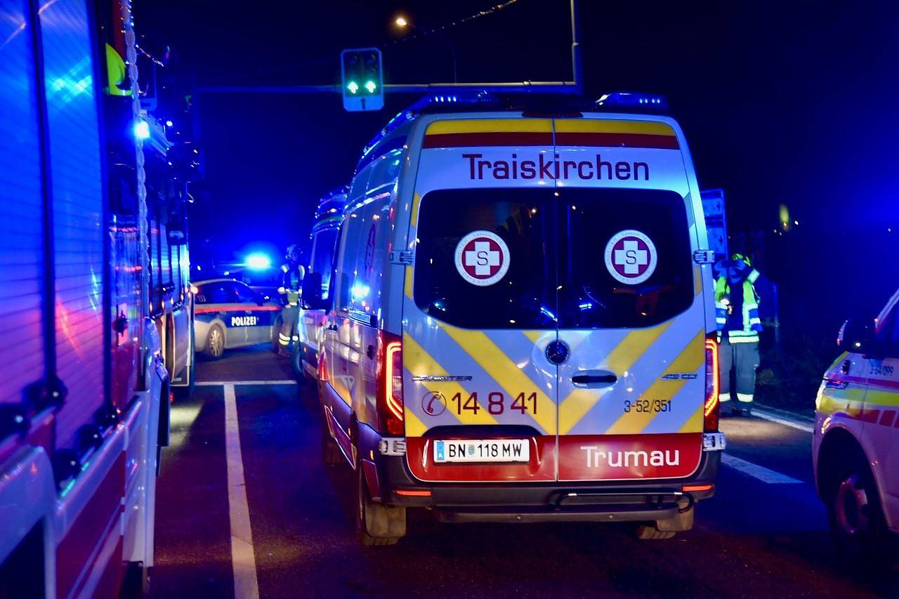 Aşağı Avusturya’da maskeli grup A2 otoyolunu karıştırdı | Polis helikopteri havalandı