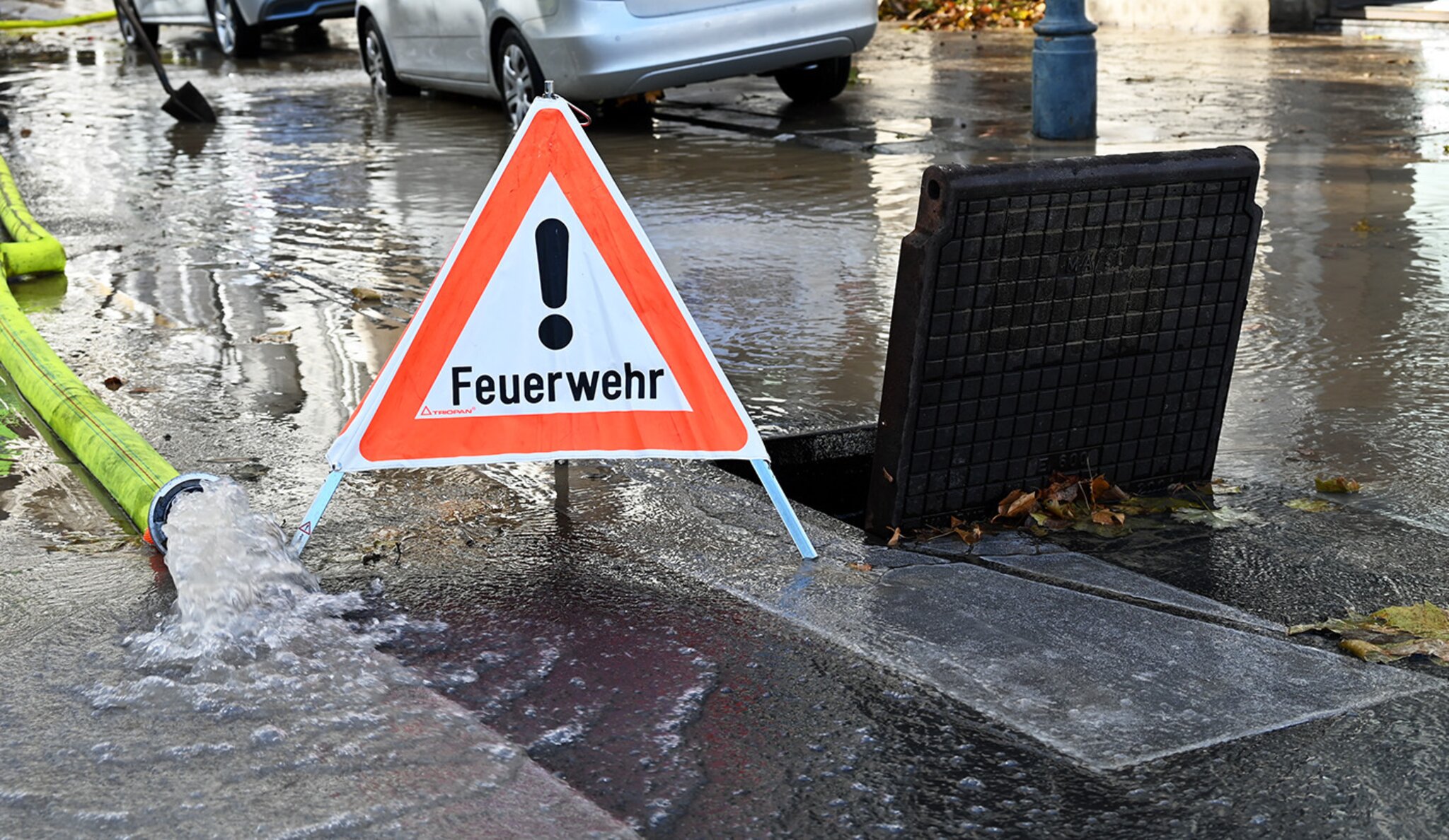 Viyana’da su borusu patladı | Trafik felç oldu