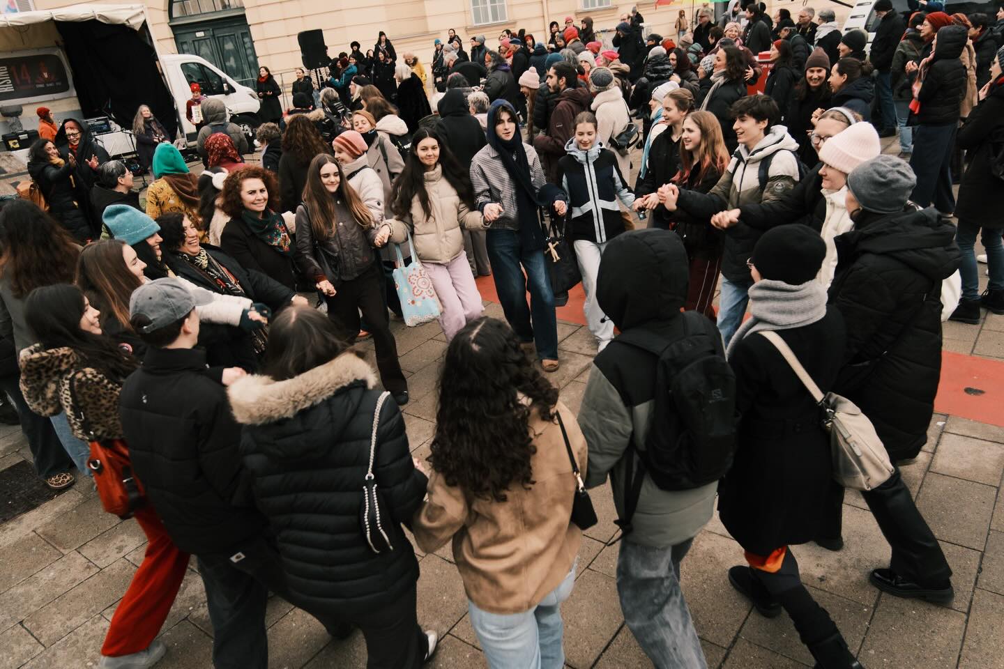 Avusturya’da “Bir Milyar Ayağa Kalkıyor” Eylemi Gerçekleştirildi